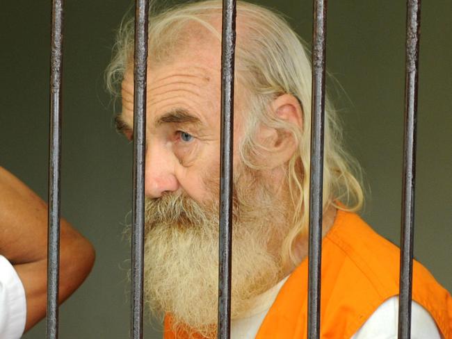 Robert Andrew Fiddes Ellis (R) of Australia waits inside a holding cell before his trial at a court in Denpasar on Indonesia's resort island of Bali on October 18, 2016. Prosecutors have accused Melbourne-born Ellis of molesting 24 children since 2014. / AFP PHOTO / SONNY TUMBELAKA