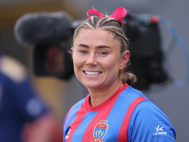 NEWCASTLE, AUSTRALIA - NOVEMBER 03: Sheridan Gallagher of Sydney FC makes pre game during the round one A-League Women's match between Newcastle Jets and Western Sydney Wanderers at Cessnock Sportsground on November 03, 2024 in Newcastle, Australia. (Photo by Scott Gardiner/Getty Images)