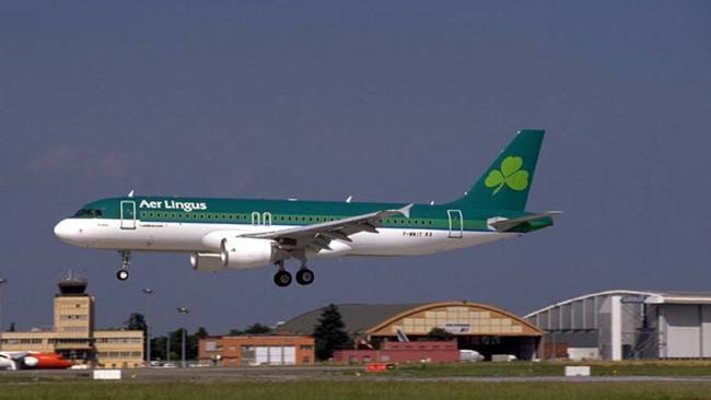 An Aer Lingus Airbus A320 prepares to land.