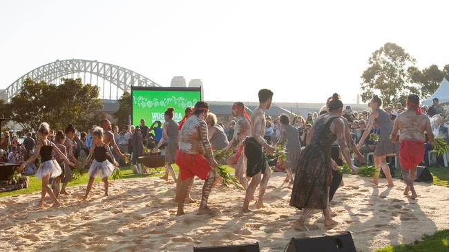 Walumil Lawns at Barangaroo Reserve and Sydney Harbour Bridge.