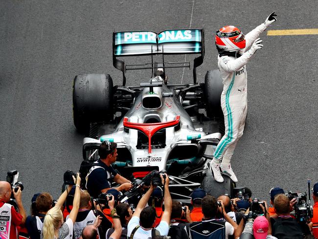 MONTE-CARLO, MONACO - MAY 26: Race winner Lewis Hamilton of Great Britain and Mercedes GP celebrates in parc ferme during the F1 Grand Prix of Monaco at Circuit de Monaco on May 26, 2019 in Monte-Carlo, Monaco. (Photo by Mark Thompson/Getty Images) *** BESTPIX ***