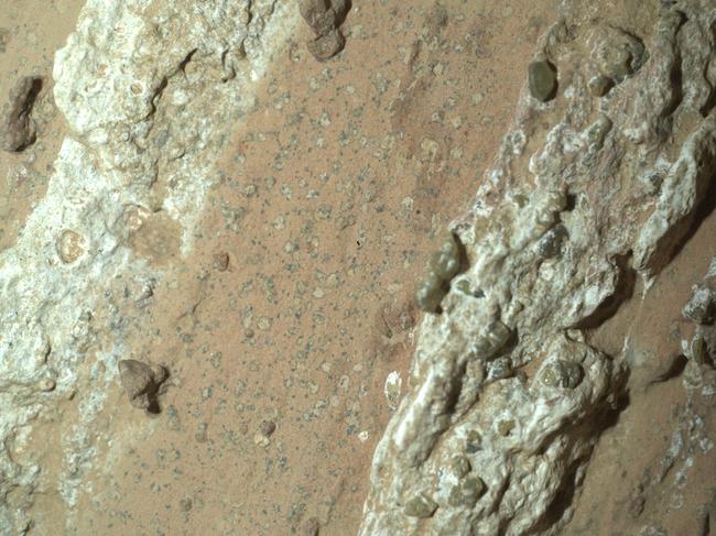 This handout image obtained on July 26, 2024 courtesy of NASA/JPL-Caltech/MSSS shows a reddish rock nicknamed "Cheyava Falls" in Mars' Jezero Crater on Juy 18, 2024, in an image captured by NASA's Perseverance rover. NASA's Perseverance rover has made would could be its most important discovery yet in its search for evidence of past life on Mars. The six-wheeled robot came across an intriguing, arrow-shaped rock nicknamed "Cheyava Falls" that has chemical and physical signs indicating it might host ancient fossilized microbes that lived billions of years ago, when the region currently being explored had running water. (Photo by HANDOUT / NASA/JPL-Caltech/MSSS / AFP) / RESTRICTED TO EDITORIAL USE - MANDATORY CREDIT "AFP PHOTO / NASA/JPL-Caltech/MSSS " - NO MARKETING NO ADVERTISING CAMPAIGNS - DISTRIBUTED AS A SERVICE TO CLIENTS