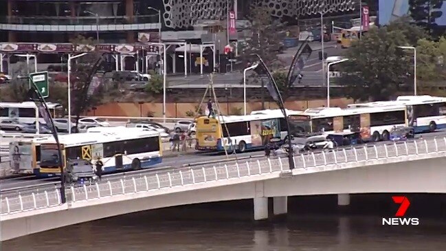 Extinction Rebellion protest blocks Victoria Bridge (7 News)