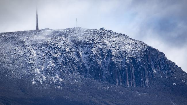 Hobartâ&#128;&#153;s Kunanyi, Mt Wellington appeared briefly this morning to show a fresh coating of snow. Picture Eddie Safarik