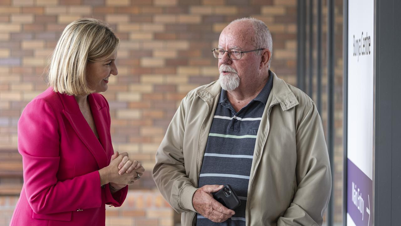 Health Minister Shannon Fentiman speaking to the first patient of the Bunya Centre day surgery Wayne Scott, Friday, May 3, 2024. Picture: Kevin Farmer