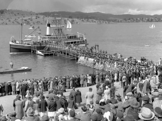 The Cartela ferry at the Hobart Regatta in 1941.