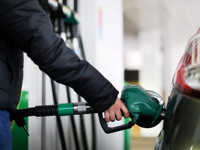 (FILES) In this file photo taken on November 20, 2017 A motorist uses a pump as they re-fuel their car with unleaded petrol at a filling station in central London. - British inflation has rocketed to its highest level for more than 10 years on broad-based price gains, data showed on December 15, 2021, on the eve of a Bank of England interest rate decision. The annual inflation rate surged to 5.1 percent in November after October's 4.2 percent, the Office for National Statistics (ONS) said in a statement. (Photo by Daniel LEAL / AFP)