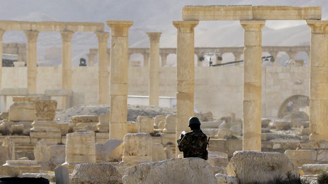 (FILES) This file photo taken on May 6, 2016 shows a member of the Syrian army patroling the ancient Syrian city of Palmyra. A leading German cultural heritage expert, archaeologist Hermann Parzinger, charged on June 1, 2016 that Syrian regime troops are also looting the ancient city of Palmyra they recaptured from Islamic State jihadists. / AFP PHOTO / LOUAI BESHARA