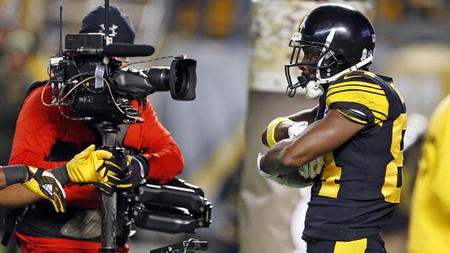 Pittsburgh Steelers wide receiver Antonio Brown celebrates one of his three touchdowns scored against the Tennessee Titans. (AP Photo/Keith Srakocic)