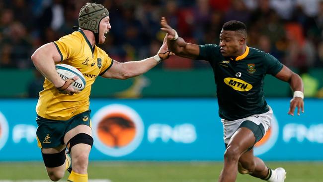 Australia's loose forward David Pocock (L) vies for the ball with South Africa's winger Aphiwe Dyantyi during the Rugby Championship match between South Africa and Australia at Nelson Mandela Bay Stadium in Port Elizabeth, South Africa, on September 29, 2018. (Photo by GIANLUIGI GUERCIA / AFP)