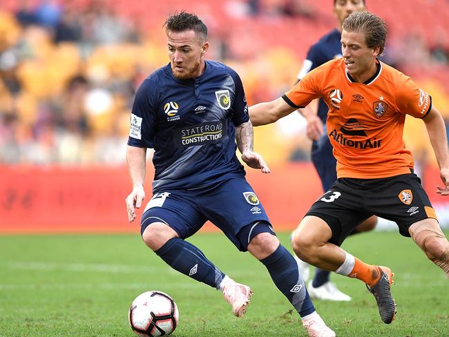 BRISBANE, AUSTRALIA - OCTOBER 21:  Ross McCormack of the Mariners attempts to breaks away from the defence during the round one A-League match between the Brisbane Roar and the Central Coast Mariners at Suncorp Stadium on October 21, 2018 in Brisbane, Australia.  (Photo by Bradley Kanaris/Getty Images)