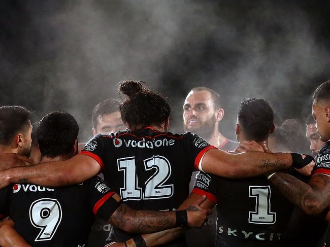 AUCKLAND, NEW ZEALAND - AUGUST 31: The Warriors gather around for a huddle during the round 25 NRL match between the New Zealand Warriors and the Canberra Raiders at Mt Smart Stadium on August 31, 2018 in Auckland, New Zealand.  (Photo by Anthony Au-Yeung/Getty Images)