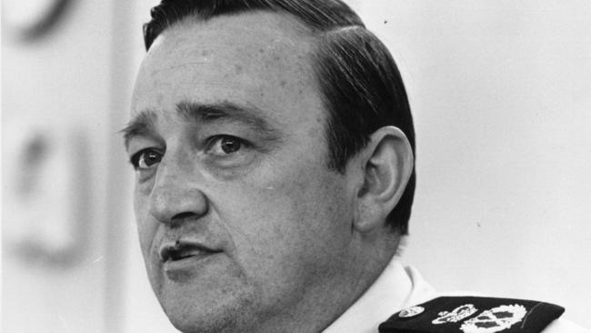 Kel Glare, former Victorian police commissioner, has criticised the police decision to use a defence barrister as an informer. 