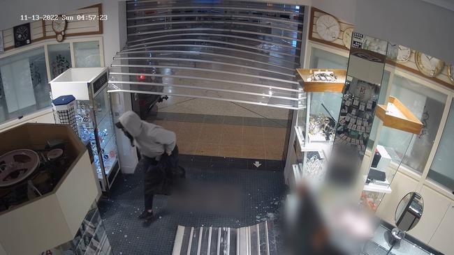 Police are looking for a couple who drove to the top floor of Tweed City shopping centre, smashed windows and drove through glass sliding doors before making a dash for it with stolen jewellery.