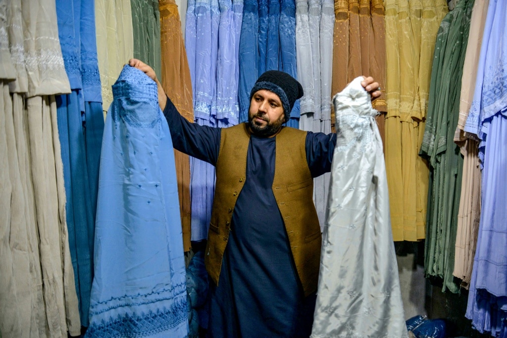 New generation of Afghan women shift from burqa