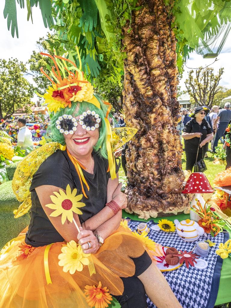 Lissa Olsen. Oak Tree Retirement Villages float in the Grand Central Floral Parade. Saturday, September 17, 2022. Picture: Nev Madsen.