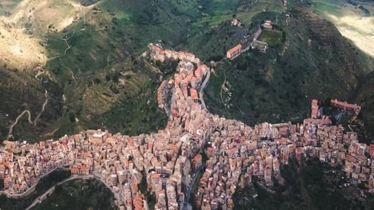 Zdjęcie przedstawia sycylijską wioskę Centuripe w ludzkiej postaci