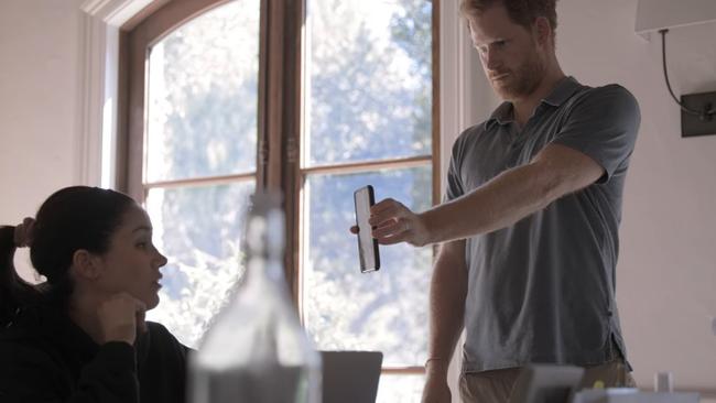 Prince Harry receives a text message from brother Prince William. Picture: Netflix