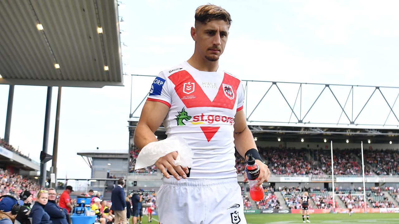 St George Illawarra's Zac Lomax leaves the field with a thumb injury. NRL Imagery