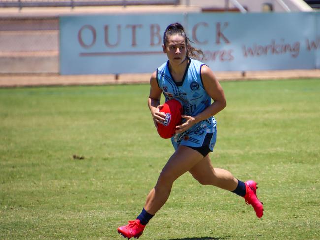 Buffette Dominique Carbone looks for a passing option. Picture: Celina Whan AFLNT/Media