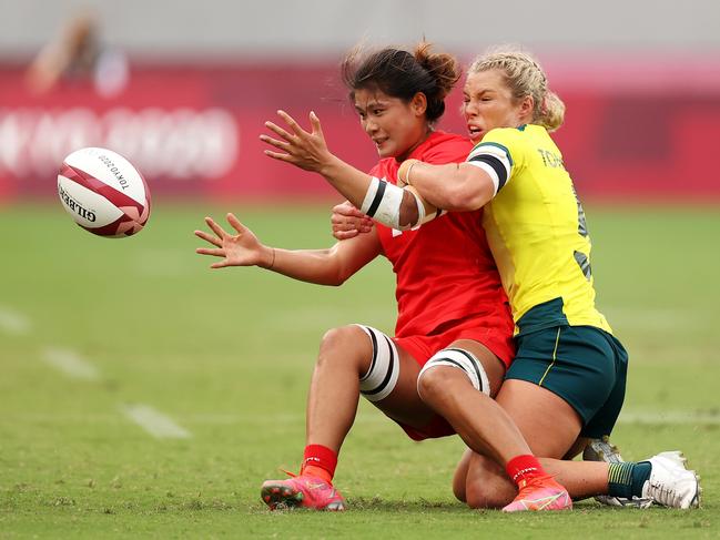 Emma Tonegato crunches Xiaoyan Xu in Australia’s win over China. Picture: Dan Mullan/Getty