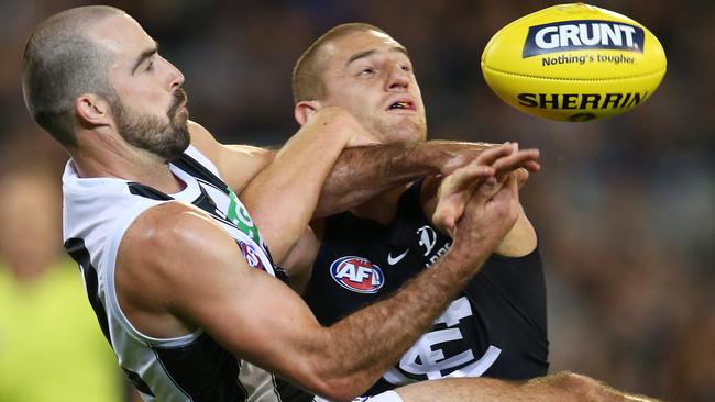 Collingwood’s Steele Sidebottom battles with Carlton’s Liam Jones. Picture: Michael Klein