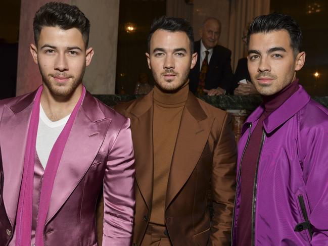 BEVERLY HILLS, CALIFORNIA - FEBRUARY 27: (L-R) Nick Jonas, Joe Jonas, and Kevin Jonas of the Jonas Brothers pose for portrait at The Women's Cancer Research Fund's An Unforgettable Evening 2020 at Beverly Wilshire, A Four Seasons Hotel on February 27, 2020 in Beverly Hills, California.   Rodin Eckenroth/Getty Images/AFP == FOR NEWSPAPERS, INTERNET, TELCOS & TELEVISION USE ONLY ==