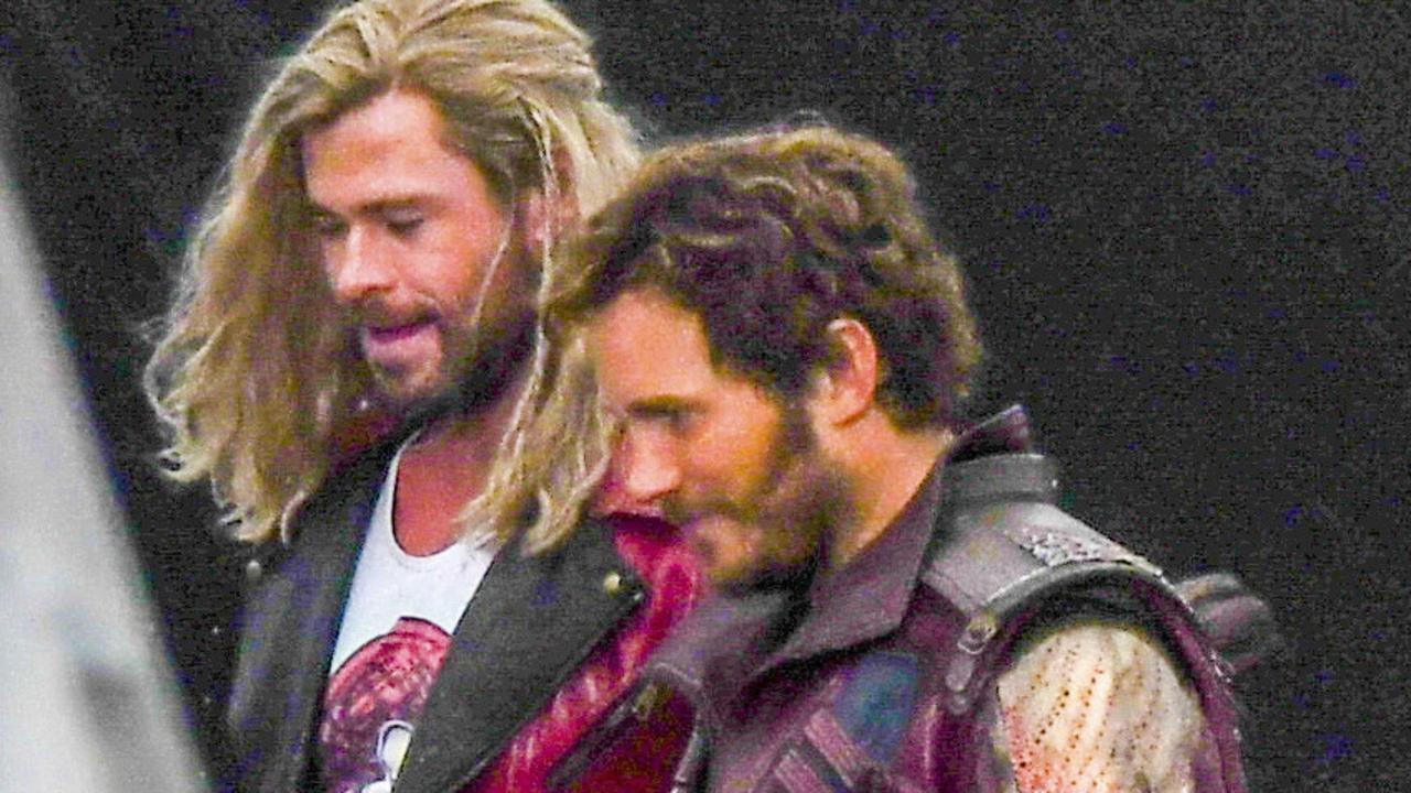 Chris Hemsworth e Chris Pratt aparecem em fotos do set de Thor