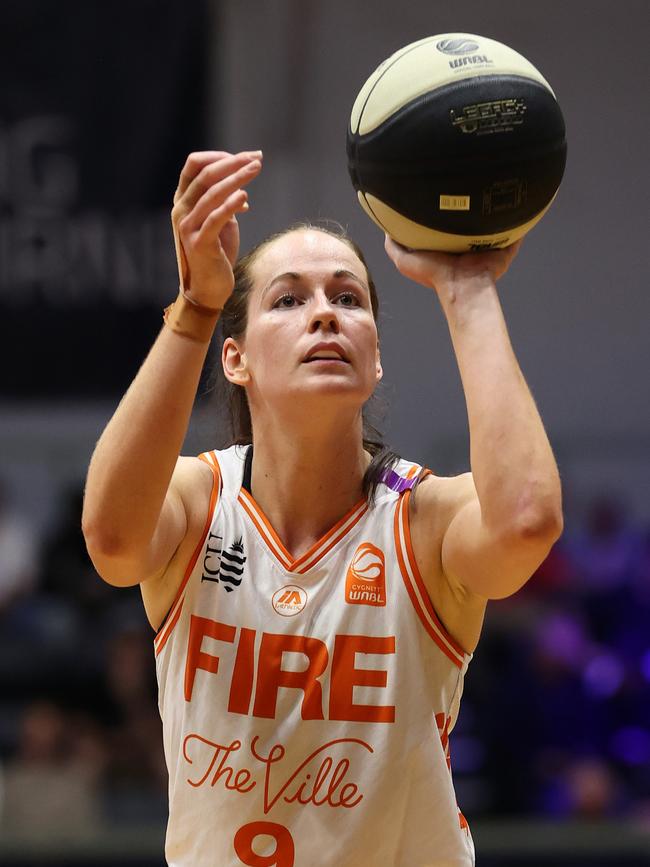 GEELONG, AUSTRALIA - OCTOBER 30: Alicia Froling of the Townsville Fire shoots during the round one WNBL match between Geelong United and Townsville Fire at The Geelong Arena, on October 30, 2024, in Geelong, Australia. (Photo by Kelly Defina/Getty Images)