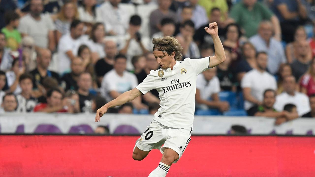 Real Madrid's Croatian midfielder Luka Modric prepares to kick the ball during the Santiago Bernabeu Trophy football match between Real Madrid and AC Milan in Madrid on August 11, 2018. (Photo by GABRIEL BOUYS / AFP)