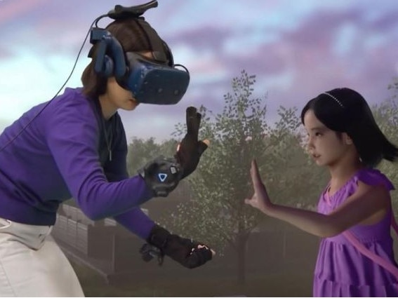 Jang Ji-sung meets the virtual reality version of her daughter, Na-yeon, who died at the age of seven. A production team spent eight months creating a three-dimensional image of the girl