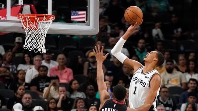 It’s pretty easy for Wemby to reach the hoop. (Photo by TIMOTHY A. CLARY / AFP)