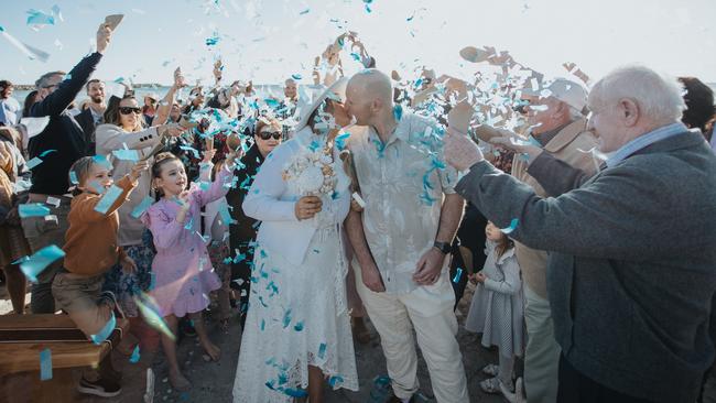 Jessica Schuller and Mathew Siddall had a large, relaxed and happy beachside celebration. Picture: Dan Glasgow Collective.