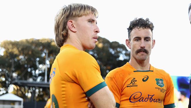 ADELAIDE, AUSTRALIA - AUGUST 27: Wallabies head coach Dave Rennie talks to Tate McDermott of the Wallabies and Nic White of the Wallabies after winning The Rugby Championship match between the Australian Wallabies and the South African Springboks at Adelaide Oval on August 27, 2022 in Adelaide, Australia. (Photo by Cameron Spencer/Getty Images)