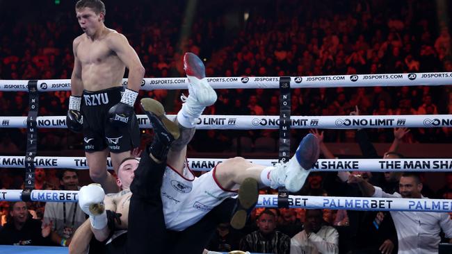 The referee put his body on the line. Photo by Robert Cianflone/Getty Images