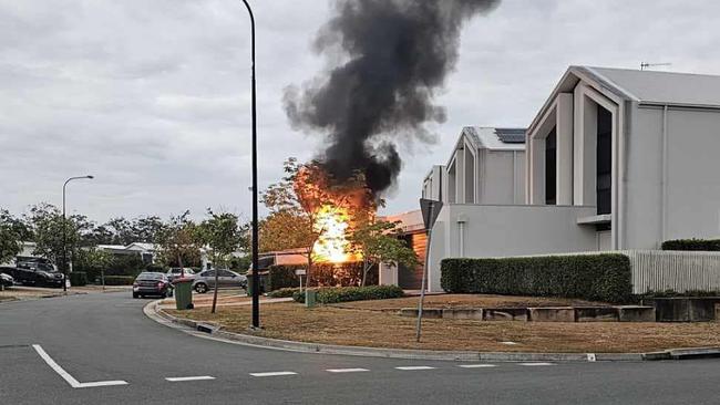 House goes up in flames in Pimpama