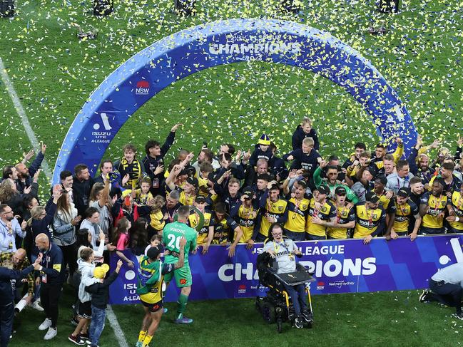 SYDNEY, AUSTRALIA - JUNE 03: Central Coast Mariners celebrate winning the 2023 A-League Men's Grand Final match between Melbourne City and Central Coast Mariners at CommBank Stadium, on June 03, 2023, in Sydney, Australia. (Photo by Scott Gardiner/Getty Images)