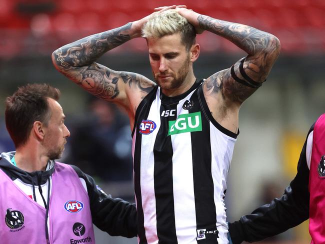 Collingwood's Jeremy Howe injures his knee colliding with Giants Jacob Hopper during AFL match between the GWS Giants and Collingwood at Giants Stadium. Picture. Phil Hillyard