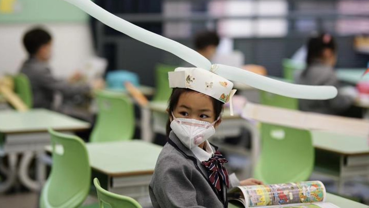 Students in China go back to school wearing 1m wide hats. (Photos courtesy of Zhejiang Daily). Twitter: @SixthTone
