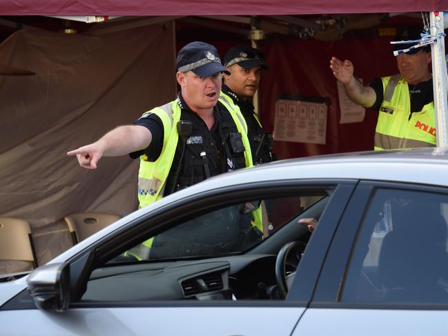 Police check cars at the Queensland border with NSW in Coolangatta. Picture: NCA NewsWire / Steve Holland.