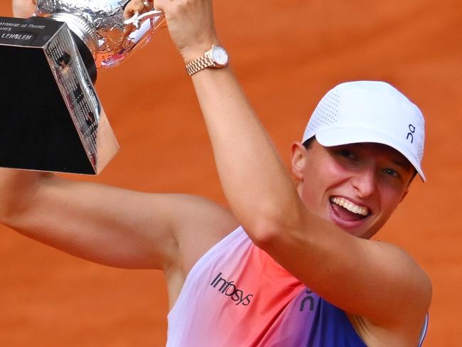 PARIS, FRANCE - JUNE 08: Iga Swiatek of Poland celebrates with her winners trophy after victory against Jasmine Paolini of Italy during the Women's Singles Final match on Day 14 of the 2024 French Open at Roland Garros on June 08, 2024 in Paris, France. (Photo by Tim Goode/Getty Images)