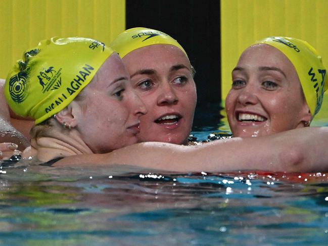 Australia's Ariarne Titmus (C) celebrates winning to take gold medal with second placed Australia's Mollie O'Callaghan (L) and third placed Australia's Madison Wislon in the women's 200m freestyle swimming final at the Sandwell Aquatics Centre, on day one of the Commonwealth Games in Birmingham, central England, on July 29, 2022. (Photo by Andy Buchanan / AFP)