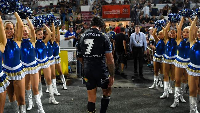 Johnathan Thurston walks from the field after losing against the Bulldogs.