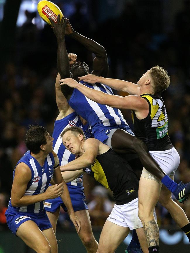 Majak Daw outmarks Jack Riewoldt and Josh Caddy.