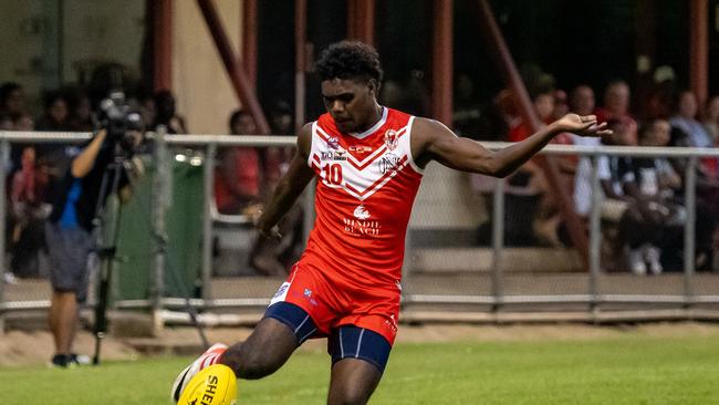 Anthony Munkara playing for Waratah in the 2023-24 NTFL season. Picture: David Bradley / AFLNT Media