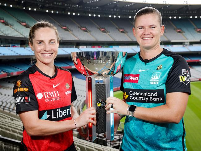 Melbourne Renegades skipper Sophie Molineux and the Brisbane Heat’s Jess Jonassen with the WBBL trophy. Picture: Ian Currie