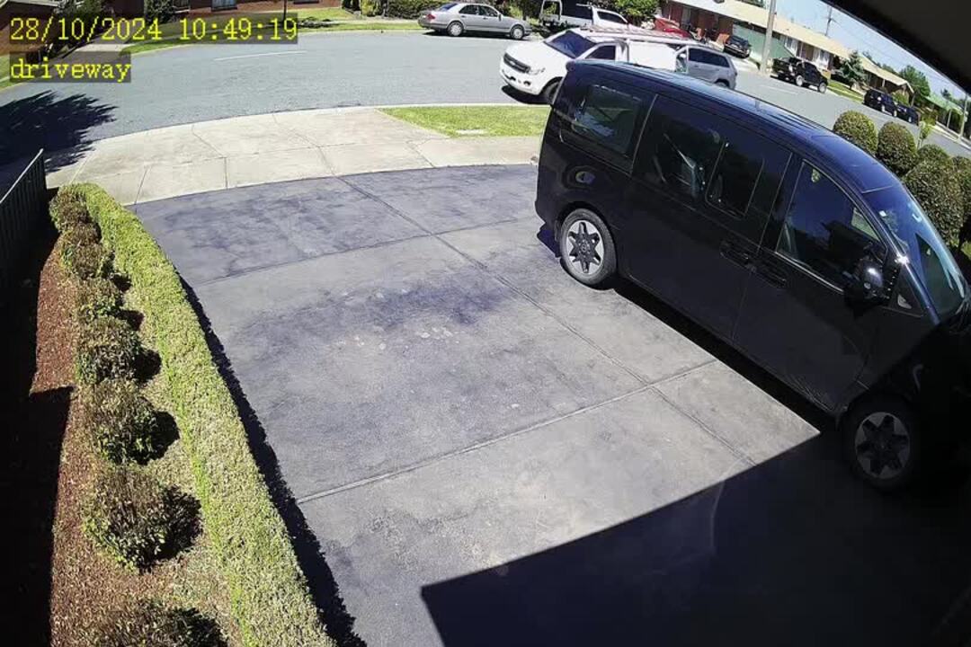 Driver ploughs into ute on Knight St, Mooroopna