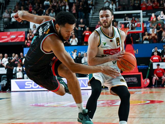 WOLLONGONG, AUSTRALIA - JANUARY 07: Tyler Harvey (L) of the Hawks and Sean Macdonald (R) of the Jackjumpers during the round 15 NBL match between Illawarra Hawks and Tasmania Jackjumpers at WIN Entertainment Centre, on January 07, 2025, in Wollongong, Australia. (Photo by Izhar Khan/Getty Images)