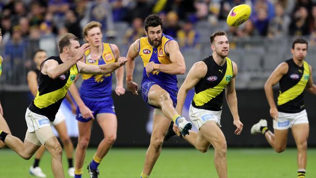 Josh Kennedy Eagles kicks his 700th goal in the match between the West Coast Eagles and the Richmond Tigers at Optus Stadium.