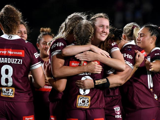 SUNSHINE COAST, AUSTRALIA - NOVEMBER 13: Maroons players celebrate their win of the Women's State of Origin match between Queensland and New South Wales at Sunshine Coast Stadium on November 13, 2020 in Sunshine Coast, Australia. (Photo by Dan Peled/Getty Images)